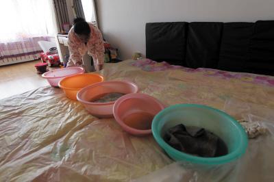 兴山楼上漏水，住户失联，小区没物管，业主维权难！律师来支招……